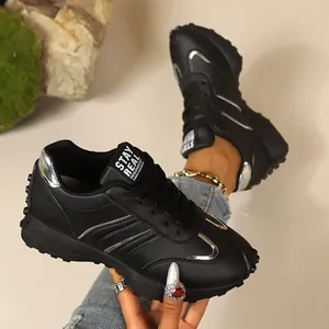 Detailansicht schwarzer Damen-Plateau-Sneaker mit silbernen Streifen und Noppengummisohle