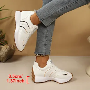 Nahaufnahme weißer Plateau-Sneaker für Damen mit 3,5 cm Absatzhöhe und Profilsohle