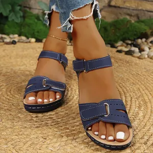 Detailansicht stilvoller blauer Keilsandaletten mit Klettverschluss für Damen Sommer