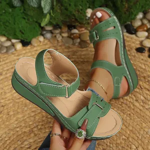 Detaillierte Nahaufnahme der grünen Plateau-Keilsandalen mit Klettverschluss für Damen
