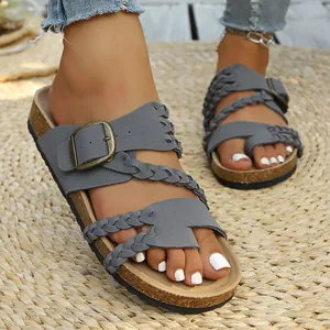 Detailansicht grauer Vintage-Sandalen mit geflochtenen Riemen und weicher Korksohle