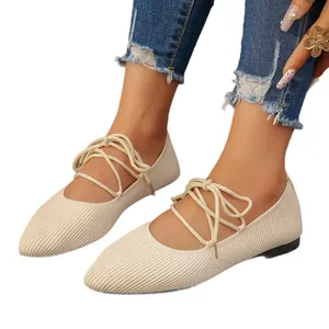 Ballerines beiges pointues à lacets élégantes avec texture en tricot sur modèle, fond blanc
