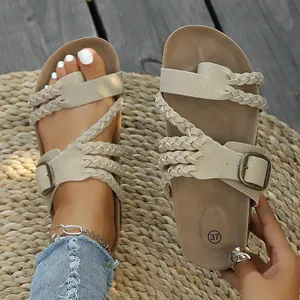 Detailansicht der Damen-Sandalen mit geflochtenen Riemen, Schnalle und weicher Sohle