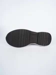 Nahaufnahme einer schwarzen Schuhsohle mit rutschfestem Profil und der Größenmarkierung 37.
