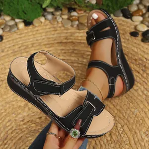 Stilvolle schwarze Keilsandaletten für Damen mit Plateau und verstellbaren Klettverschlüssen