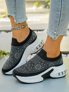 Detailansicht von schwarzen Strass-Sneakern mit weißen Plateau-Luftkissensohlen für Damen.