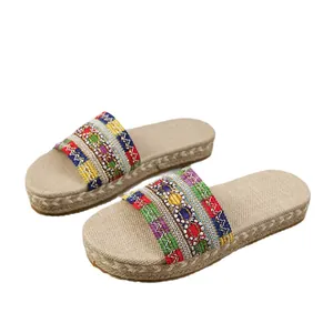 Mules plates pour femmes style bohème avec bride tissée colorée et semelle corde