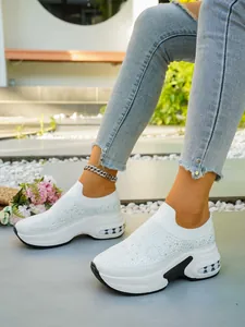 Detailansicht weißer Plateausneaker mit Strasssteinen und Keilabsatz für Damen