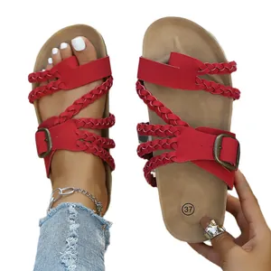 Rote Vintage-Flachsandalen mit geflochtenen Riemen und Metallschnalle für Sommer und Strand