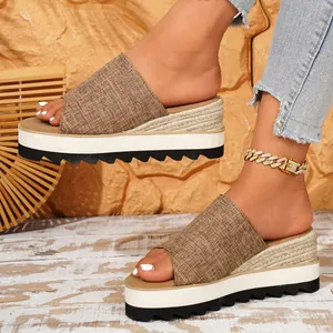 Sandales compensées élégantes pour femmes avec bride en toile marron et semelle en corde