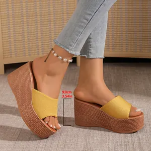 Détail de sandales à talons compensés jaunes pour femmes avec mesure de hauteur de 9 cm