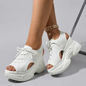 Vue détaillée des sandales compensées blanches en maille pour femme avec semelle épaisse