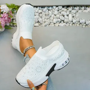 Modische weiße Slipper-Sneaker mit Strasssteinen und Keilabsatz für Damen