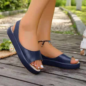 Gedetailleerde weergave van donkerblauwe plateausandalen met elastische banden buiten