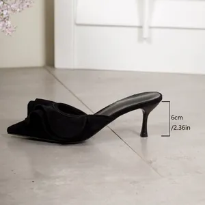 Detalle del tacón de aguja de 6 cm de este elegante zapato tipo mule negro