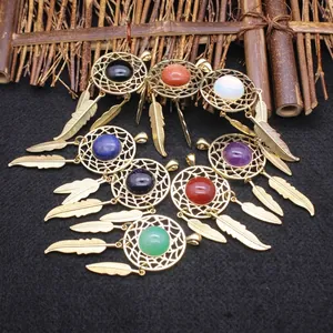 Colgantes atrapasueños de estilo bohemio con piedras preciosas y plumas doradas
