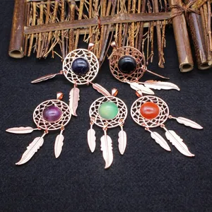 Colgantes atrapasueños de oro rosa con ágatas de colores y plumas de metal