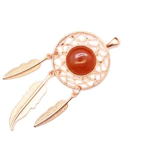Colgante atrapasueños en oro rosa con ágata roja central y tres plumas para collar