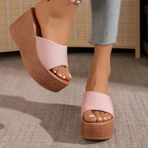 Vue détaillée de sandales compensées roses avec semelle plateforme tressée sur un mannequin