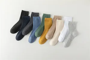 Détails visuels des chaussettes en coton pour hommes en 10 coloris classiques