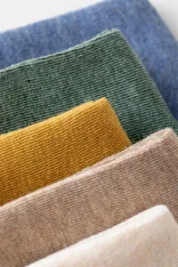Gros plan de chaussettes en coton côtelé 168 aiguilles en diverses couleurs terre.