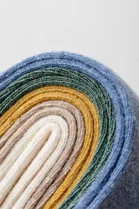Détail macro de la texture douce et des poignets côtelés de chaussettes en coton vintage