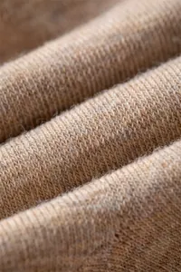 Gros plan macro sur le tricot de coton camel vintage 168 aiguilles pour chaussettes homme