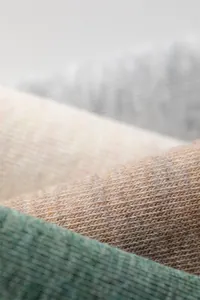Gros plan macro montrant la texture douce du tricot 168 aiguilles de chaussettes en coton homme