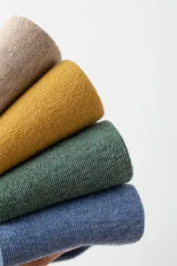 Gros plan de chaussettes vintage en coton à 168 aiguilles montrant la texture du tissu.
