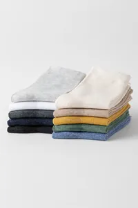 Détail d'une pile de chaussettes en coton pour hommes de diverses couleurs automnales.