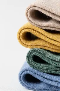 Gros plan de chaussettes en coton vintage à 168 aiguilles montrant la texture tricotée
