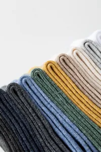 Détail macro de chaussettes en coton côtelé 168 aiguilles en diverses couleurs vintage