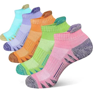 Detailansicht von fünf Paar farbenfrohen, gepolsterten Sportsocken für Herren im Set