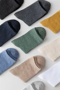Vue de dessus détaillée de plusieurs chaussettes en coton pour hommes de couleurs unies