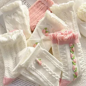 Japanische weiße JK-Socken mit eleganten rosa Rüschen und süßer Blumenstickerei