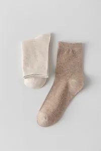 Vue détaillée de chaussettes vintage en coton chiné dans les tons beige et marron