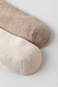Gros plan montrant la texture fine du tricot des chaussettes rétro en coton pour hommes