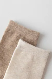 Gros plan de chaussettes vintage pour hommes en coton avec texture en maille fine kaki