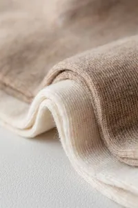 Vue macro détaillée montrant la texture en maille de coton doux des chaussettes pour hommes
