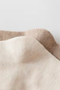 Vue rapprochée détaillée de la maille fine des chaussettes en coton uni pour hommes