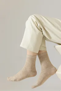 Détail rapproché de chaussettes en coton vintage pour hommes de couleur unie