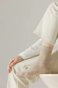 Détail de chaussettes en coton beige pour hommes avec texture tricotée vintage épurée