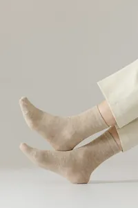 Vue macro de chaussettes en coton beige vintage pour hommes à texture douce