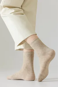 Gros plan de chaussettes en coton chiné kaki vintage pour hommes dans un style minimaliste