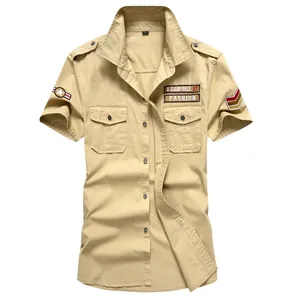 Khaki heren cargoshirt met korte mouwen in militaire stijl met patches en zakken