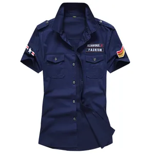 Heren marineblauw militair cargohemd met korte mouwen, patches en een slim-fit ontwerp