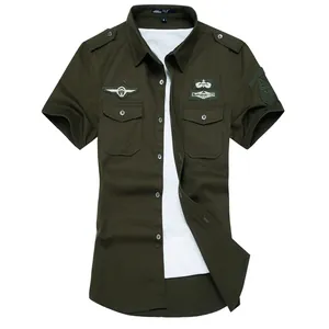 Klassiek slim fit herenoverhemd met korte mouwen in legergroen met militaire patches