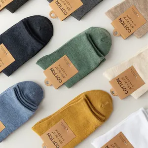 Chaussettes mi-mollet en coton pour hommes de couleur unie et tons terreux vintage.