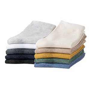 Chaussettes en coton pour hommes en plusieurs couleurs sur fond blanc