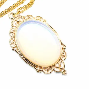 Exquisito collar con colgante de opalita vintage grande y diseño calado dorado detallado